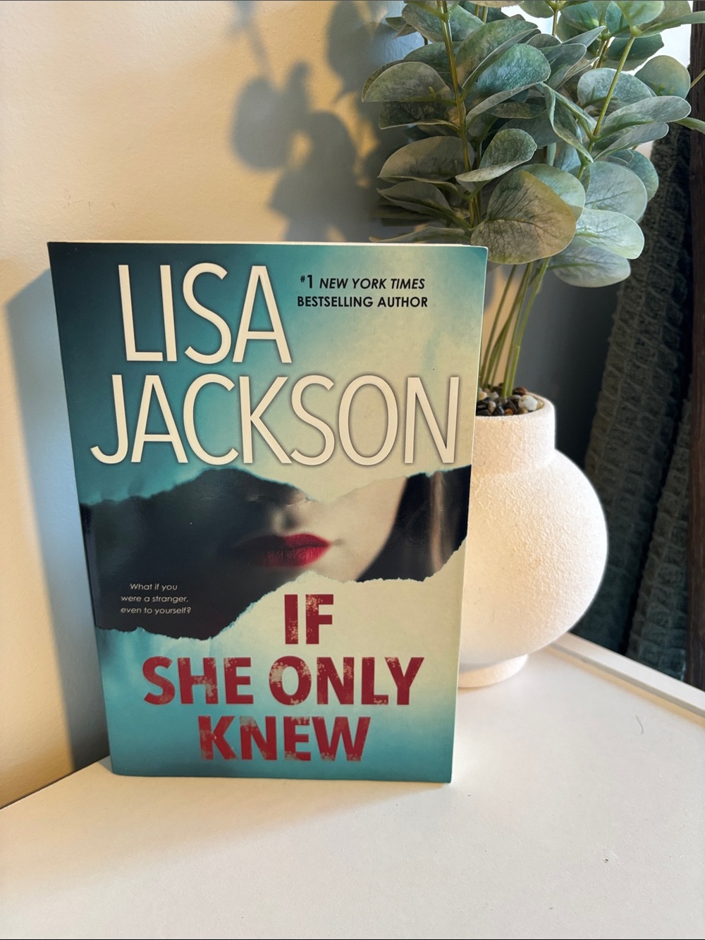 Lisa Jackson "If She Only Knew" Paperback Book - Teal Cover with Red Title